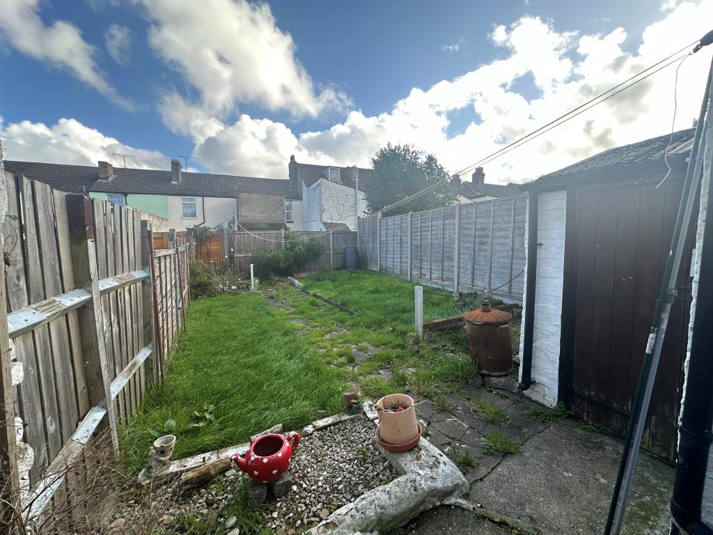 Lot: 155 - TERRACE HOUSE FOR REFURBISHMENT - Garden